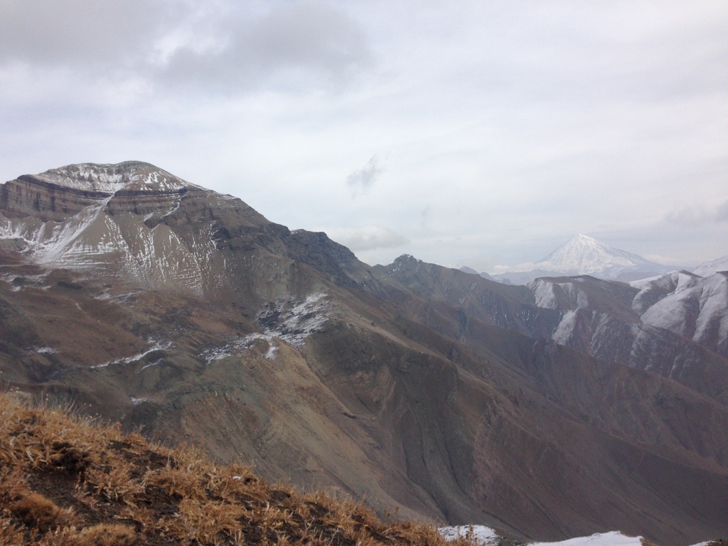 قله ریزان در سمت چپ تصویر و قله دماوند در سمت راست تصویر
